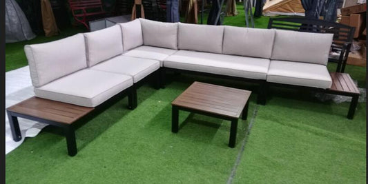 Three tables or three chais